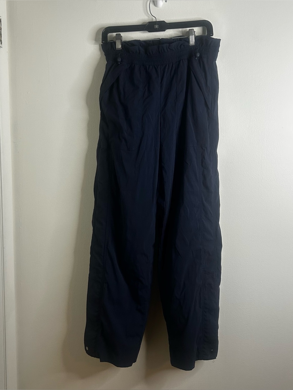 Athleta Trekkie High Rise Parachute Pants Womens Size 6 Navy Blue Hiking Travel - Picture 1 of 9